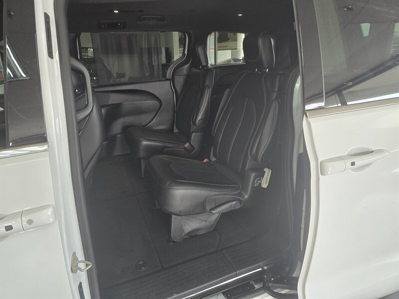 Used 2025 Chrysler Pacifica Select FWD image 11