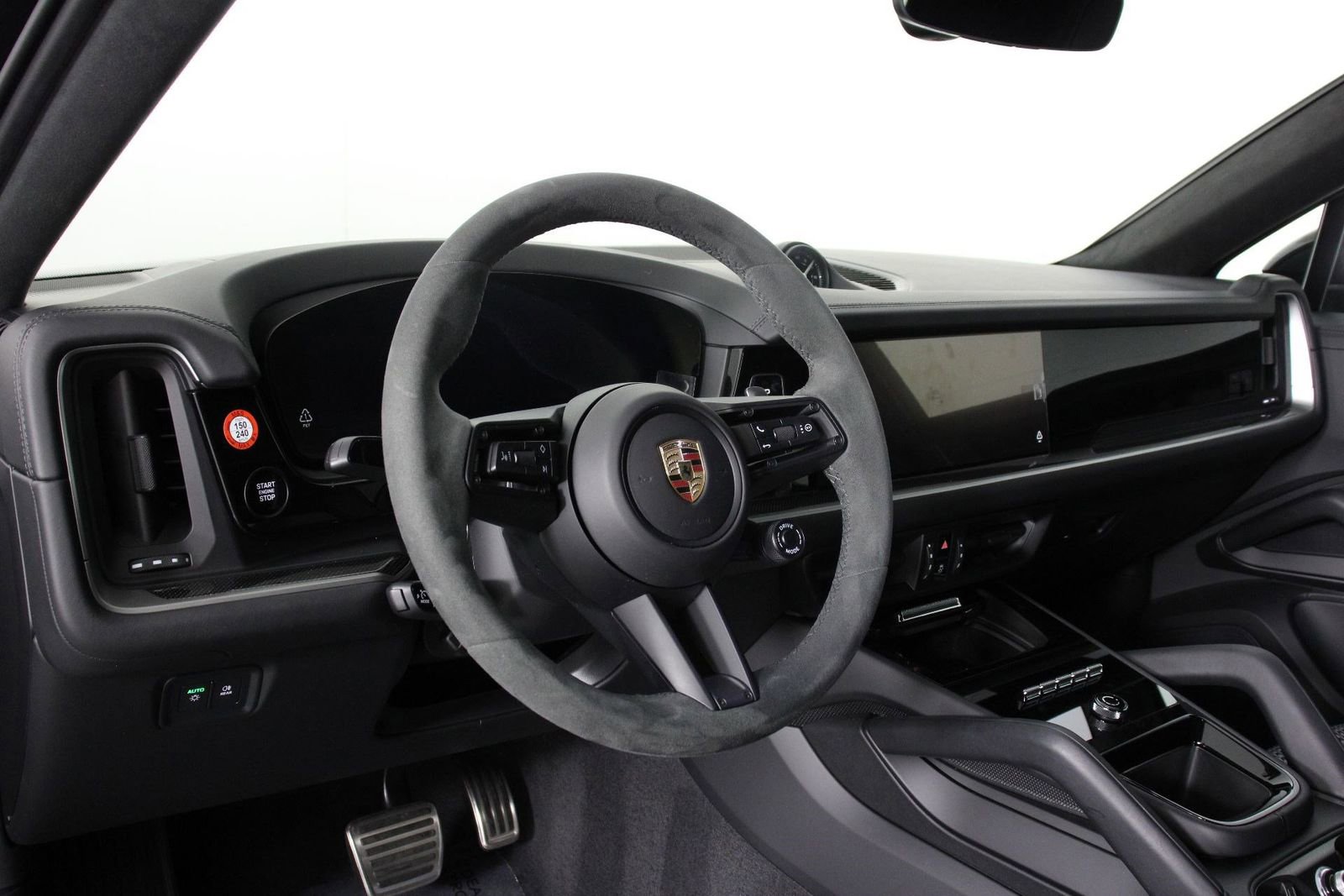 Certified 2025 Porsche Cayenne S image 4