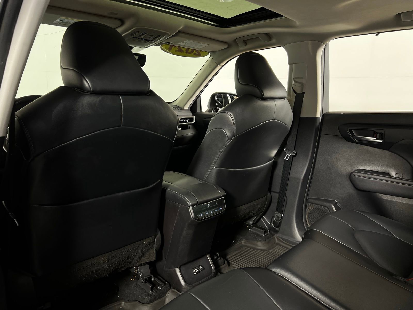 Used 2021 Toyota Highlander XLE FWD image 22