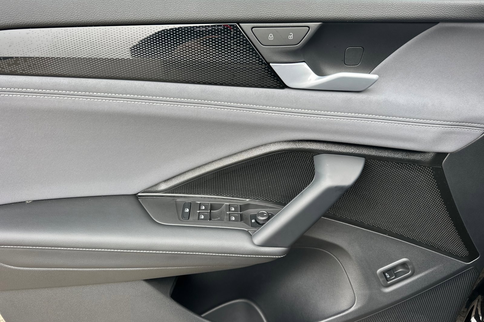 New 2026 Volkswagen Tiguan SE R-Line image 11