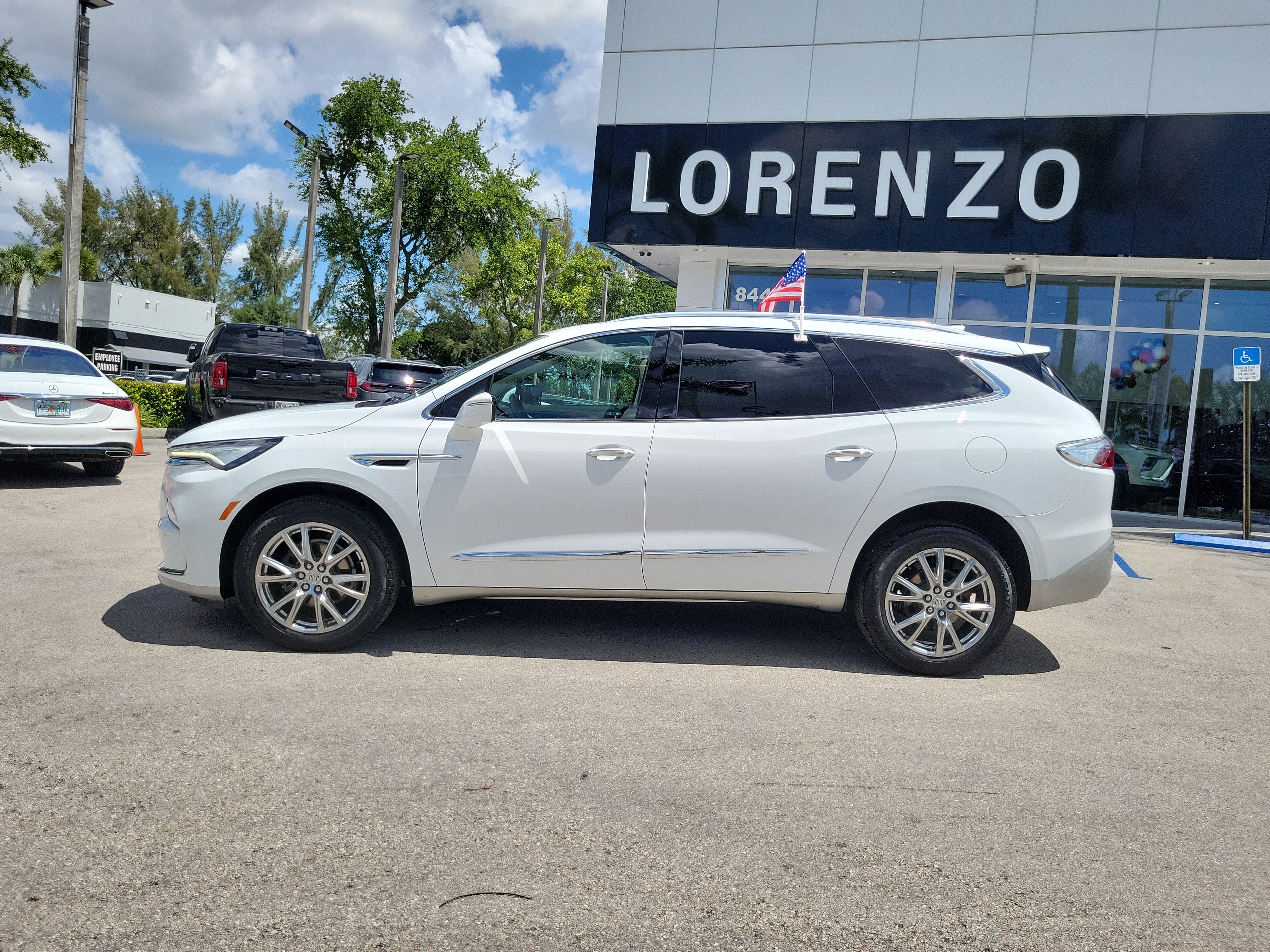 Used 2024 Buick Enclave Essence w/ Experience Buick Package FWD image 8