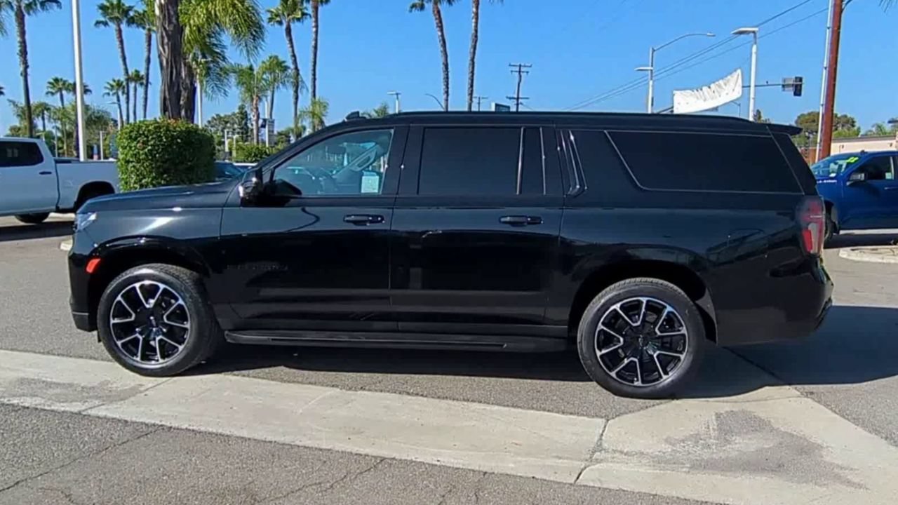 Used 2024 Chevrolet Suburban RST w/ Luxury Package AWD/4WD image 5
