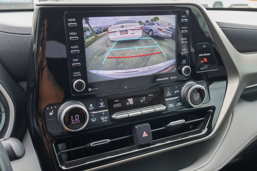 Used 2021 Toyota Highlander XLE FWD image 4