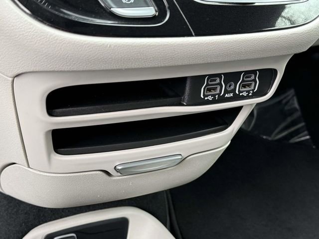 Used 2024 Chrysler Pacifica Touring-L image 17