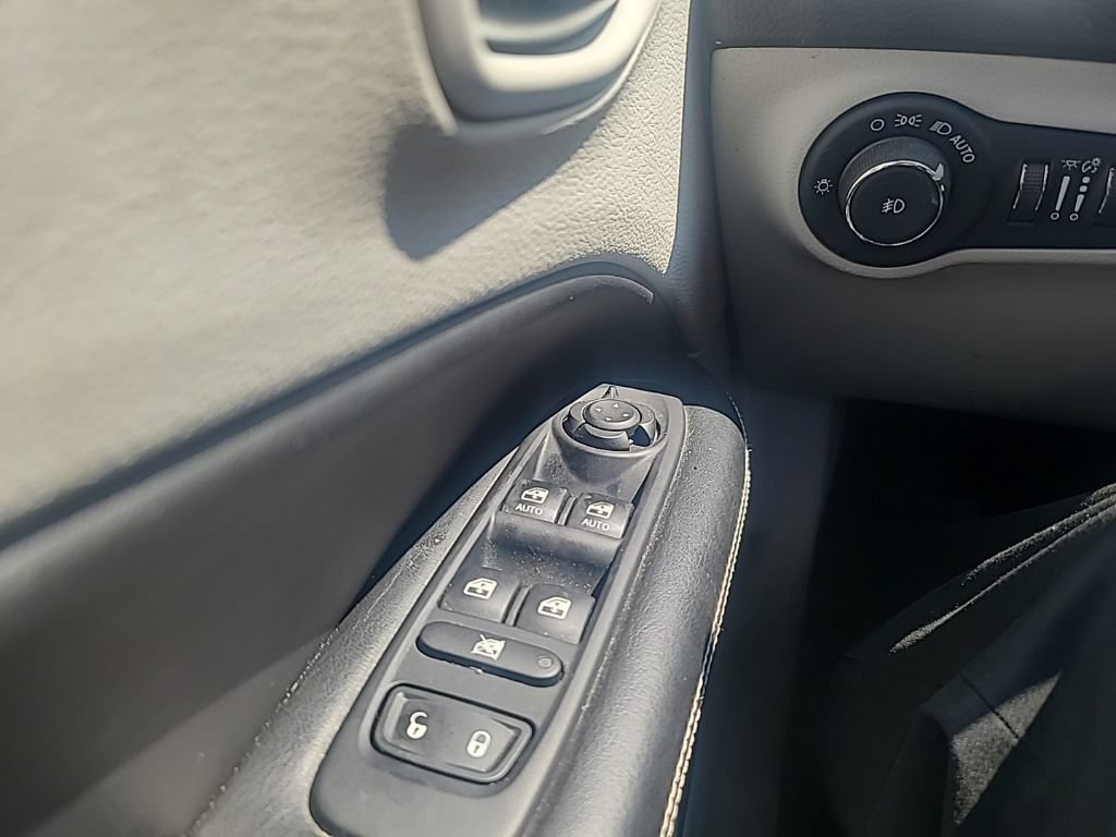 Used 2018 Jeep Compass Latitude FWD image 21