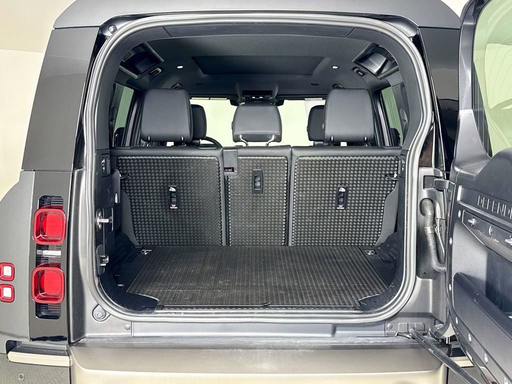 Used 2025 Land Rover Defender 110 X-Dynamic SE image 25