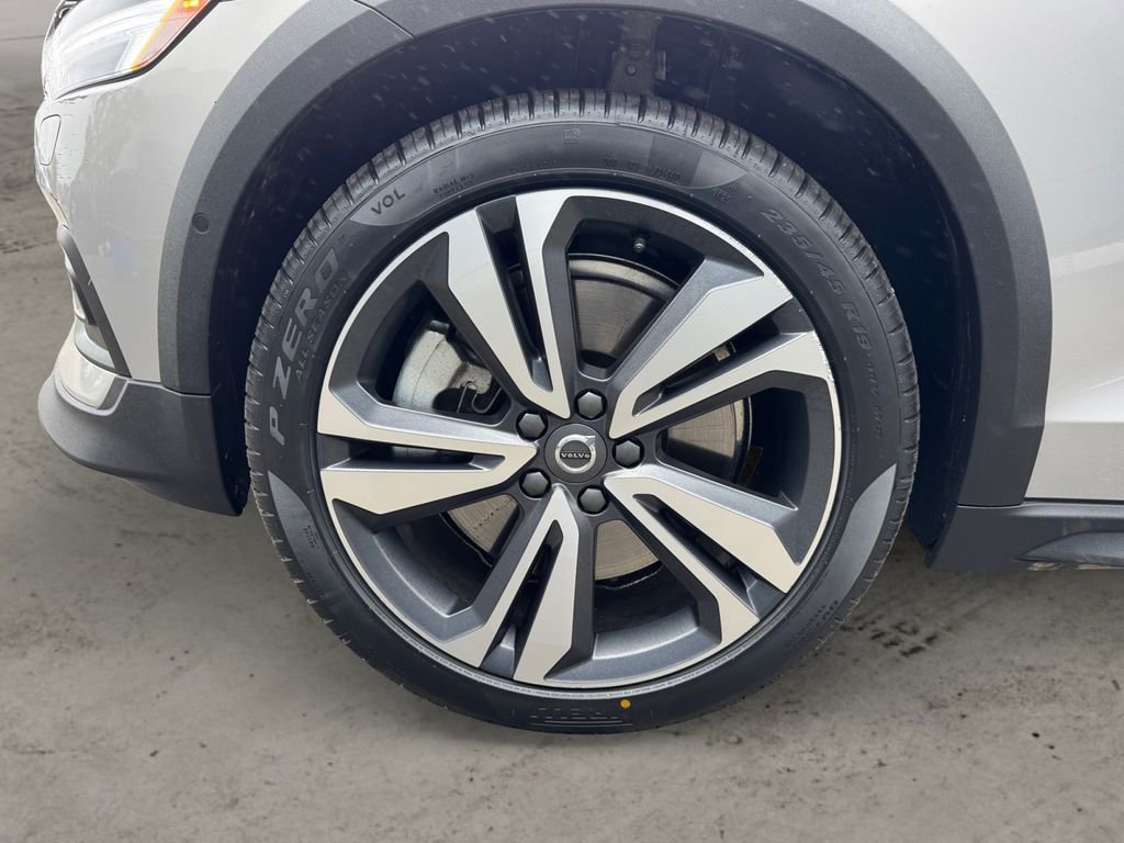 Certified 2025 Volvo V60 B5 Cross Country Plus AWD/4WD image 9