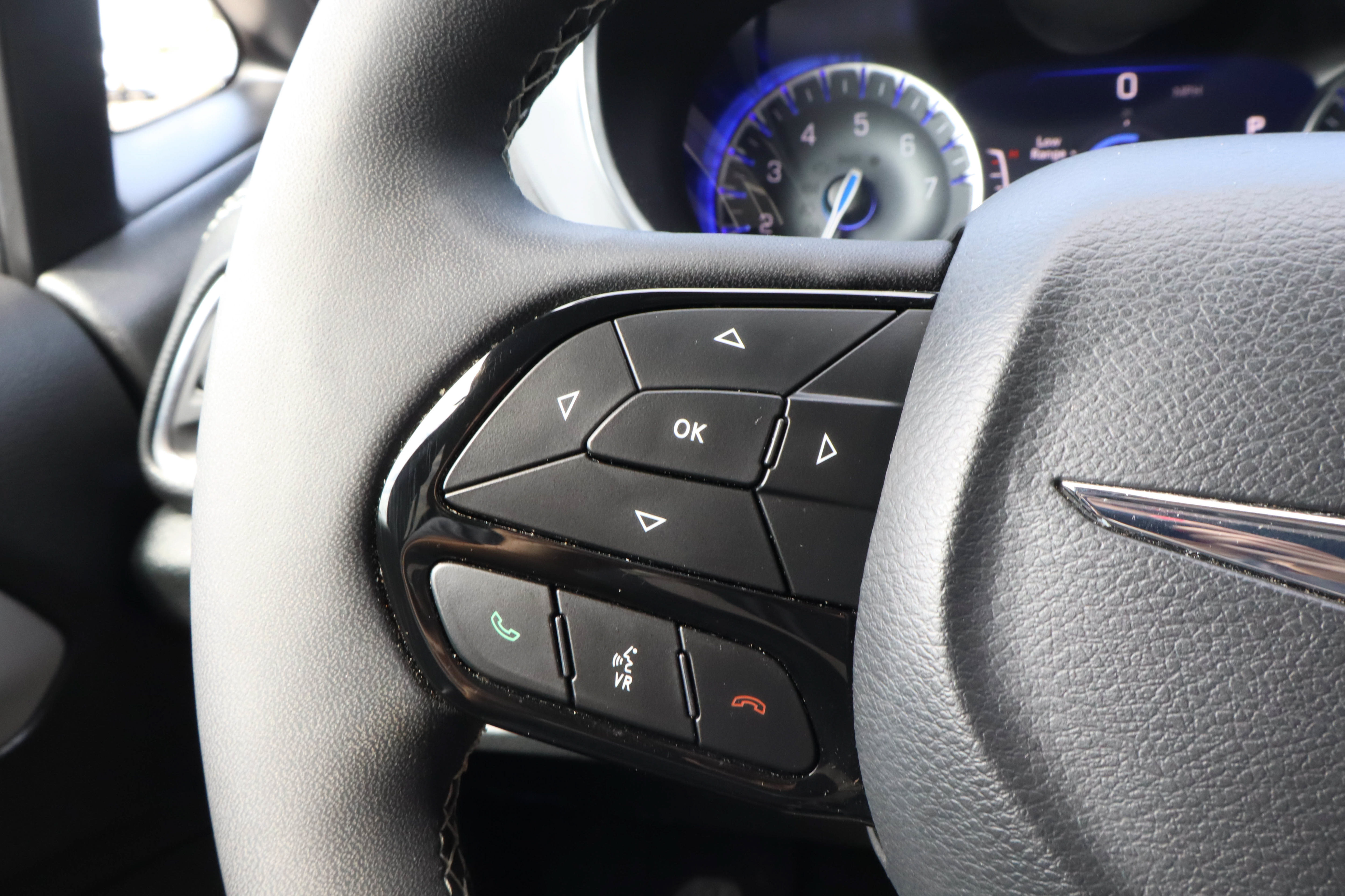 Used 2025 Chrysler Pacifica Limited FWD image 31