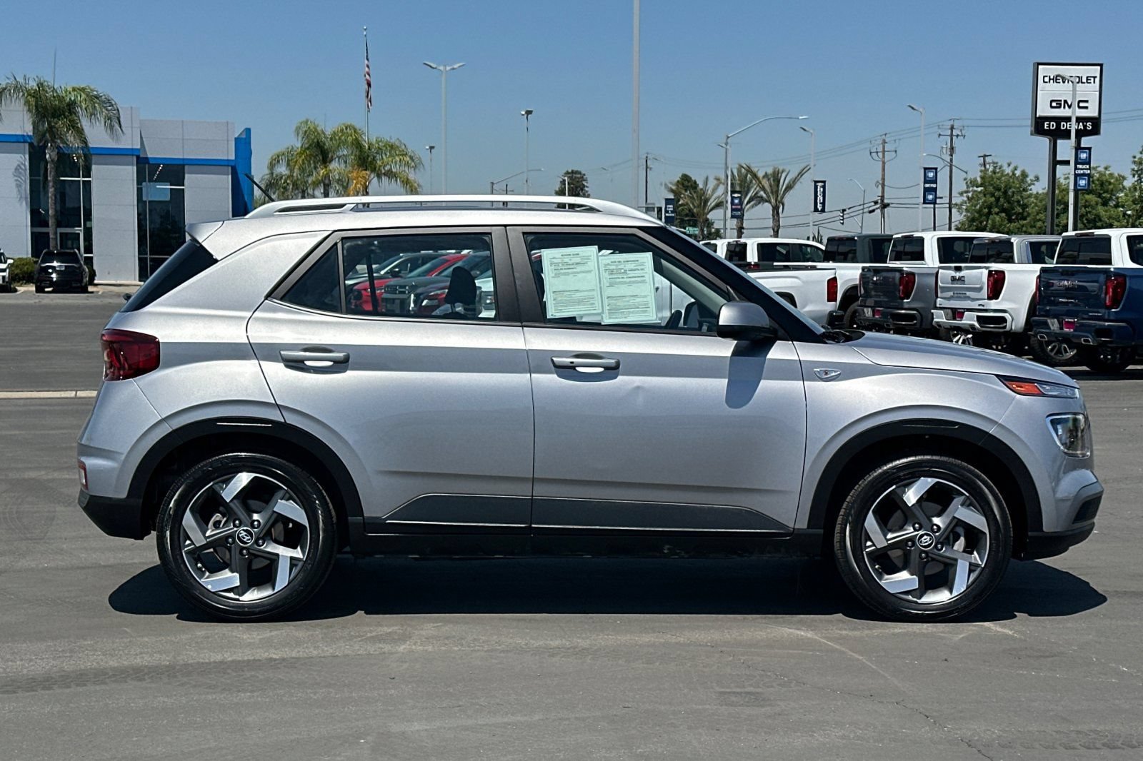 Used 2025 Hyundai Venue SEL FWD image 3