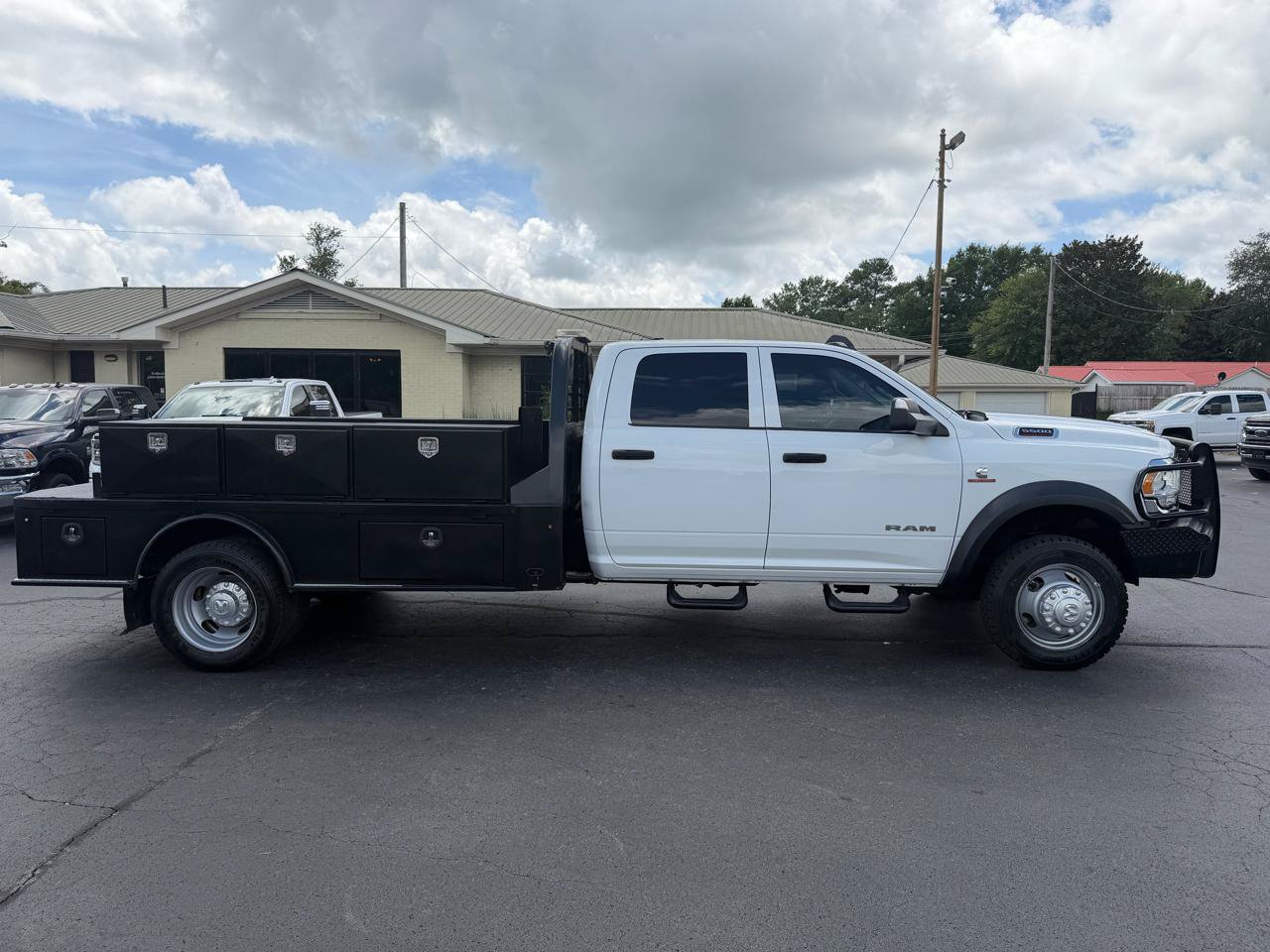 Used 2020 RAM 5500 Tradesman w/ Chrome Appearance Group AWD/4WD image 4