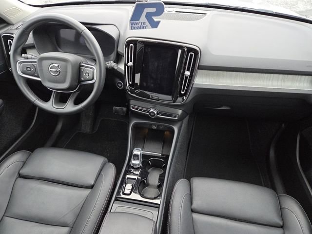 Used 2025 Volvo XC40 B5 Plus image 30