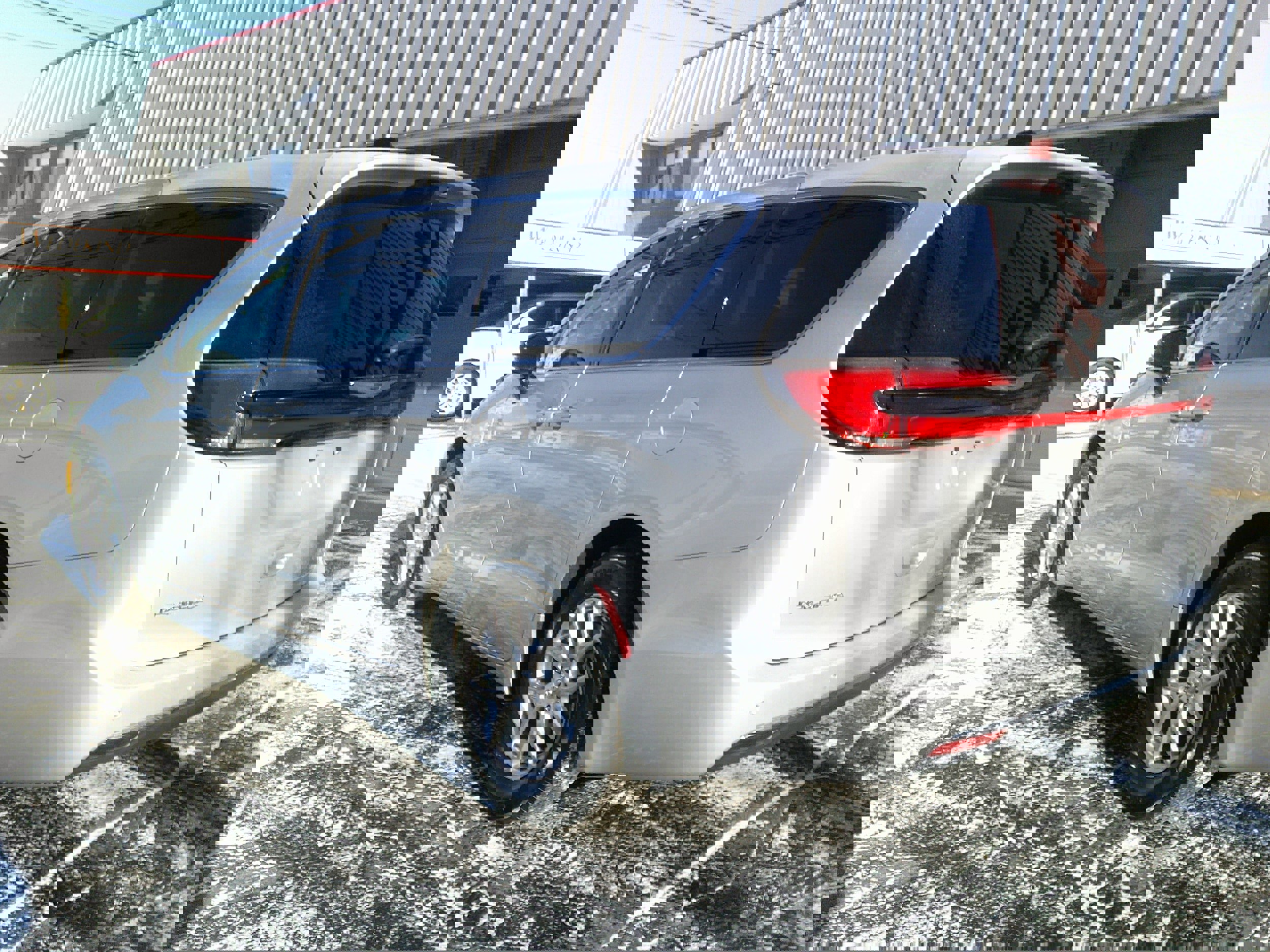 Used 2024 Chrysler Pacifica Touring-L image 3