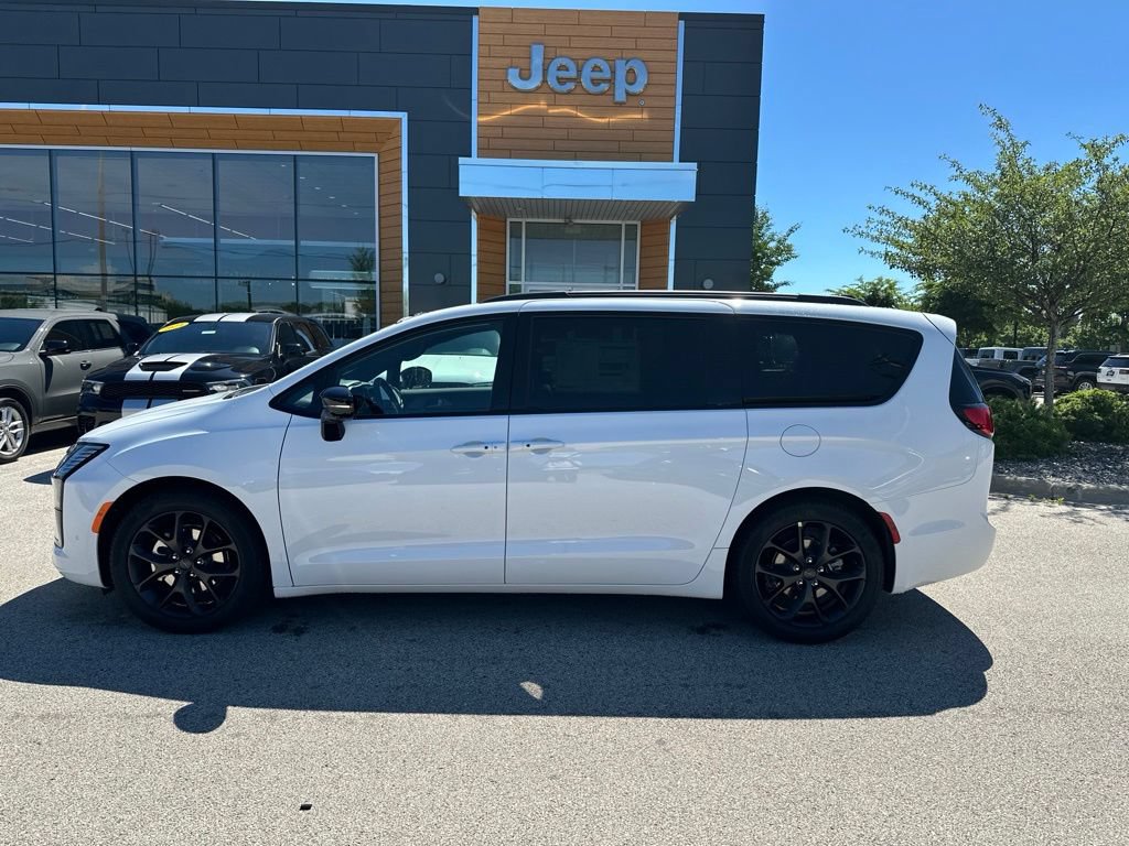 New 2027 Chrysler Pacifica Limited FWD image 10