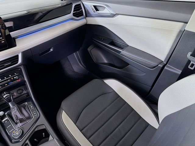 Used 2025 Volkswagen Taos SEL image 26