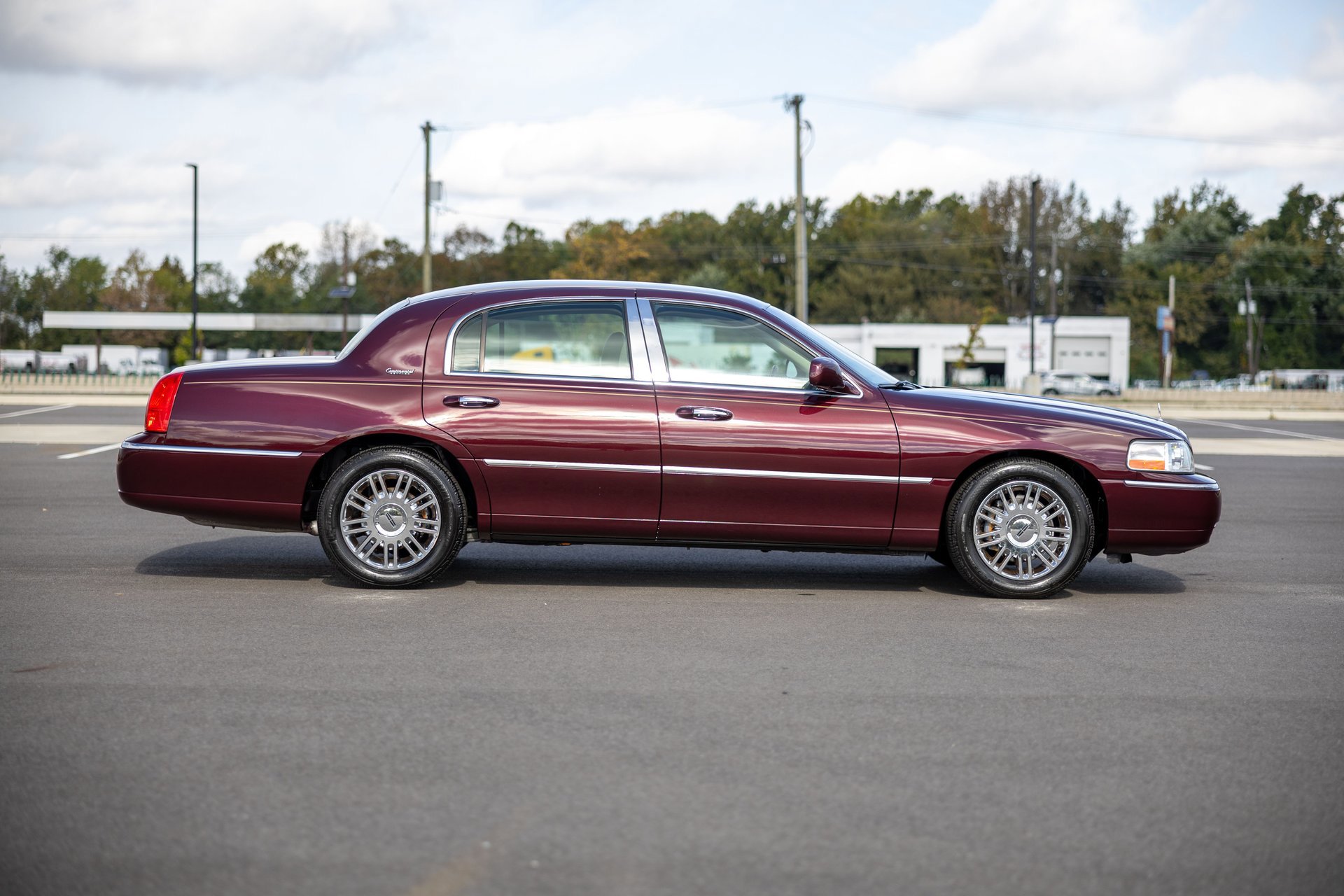Used 2010 Lincoln Town Car Signature Limited image 18