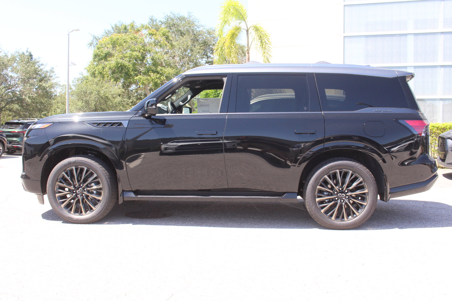 New 2026 INFINITI QX80 Autograph image 2