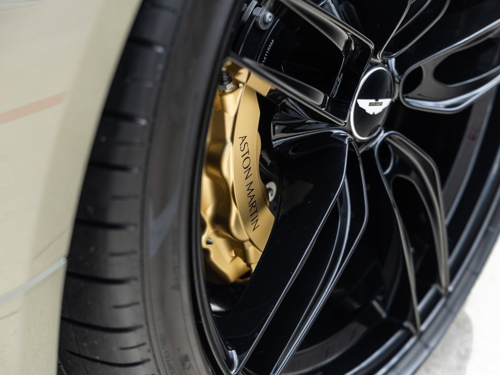Used 2023 Aston Martin DBS Superleggera Volante RWD image 18