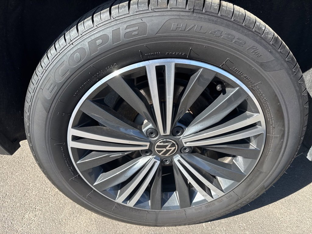 Used 2024 Volkswagen Tiguan SE image 32