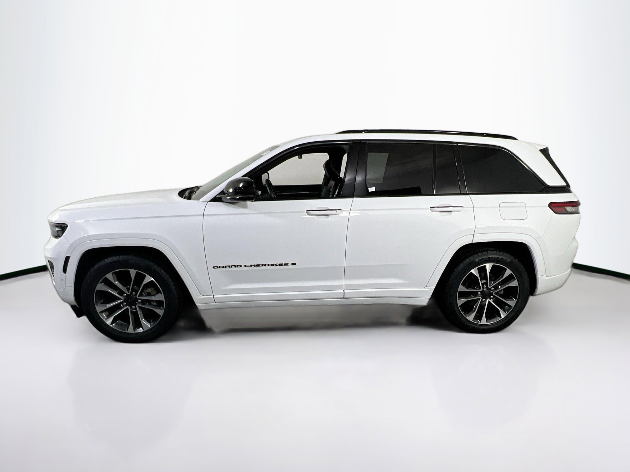Used 2022 Jeep Grand Cherokee Overland w/ Adv Protech Group III image 8