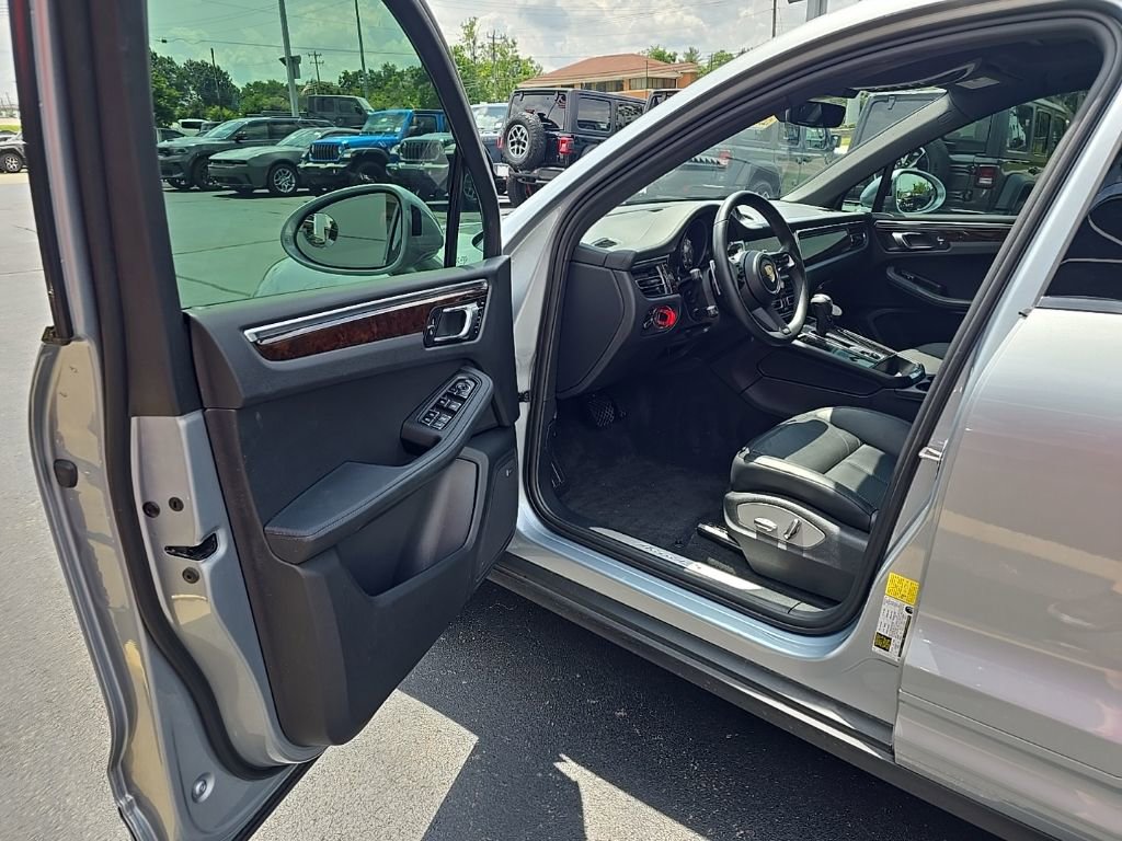 Used 2022 Porsche Macan S w/ Premium Package image 15