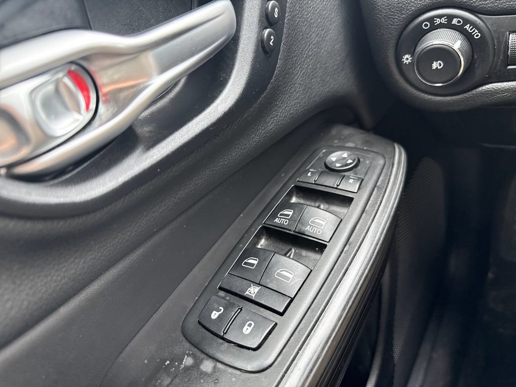 Used 2014 Jeep Cherokee Limited w/ Luxury Group AWD/4WD image 27