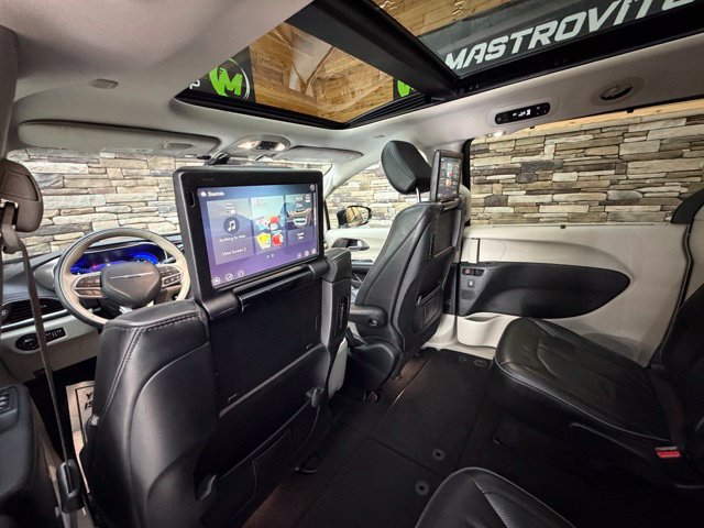 Used 2017 Chrysler Pacifica Limited FWD image 30