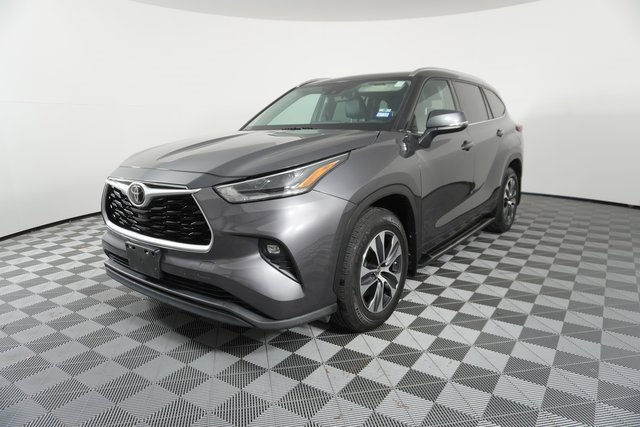 Used 2021 Toyota Highlander XLE image 3