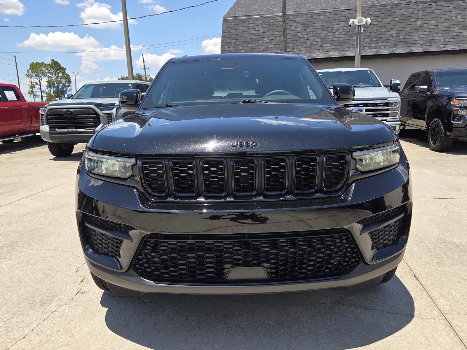 Used 2024 Jeep Grand Cherokee Altitude AWD/4WD image 2
