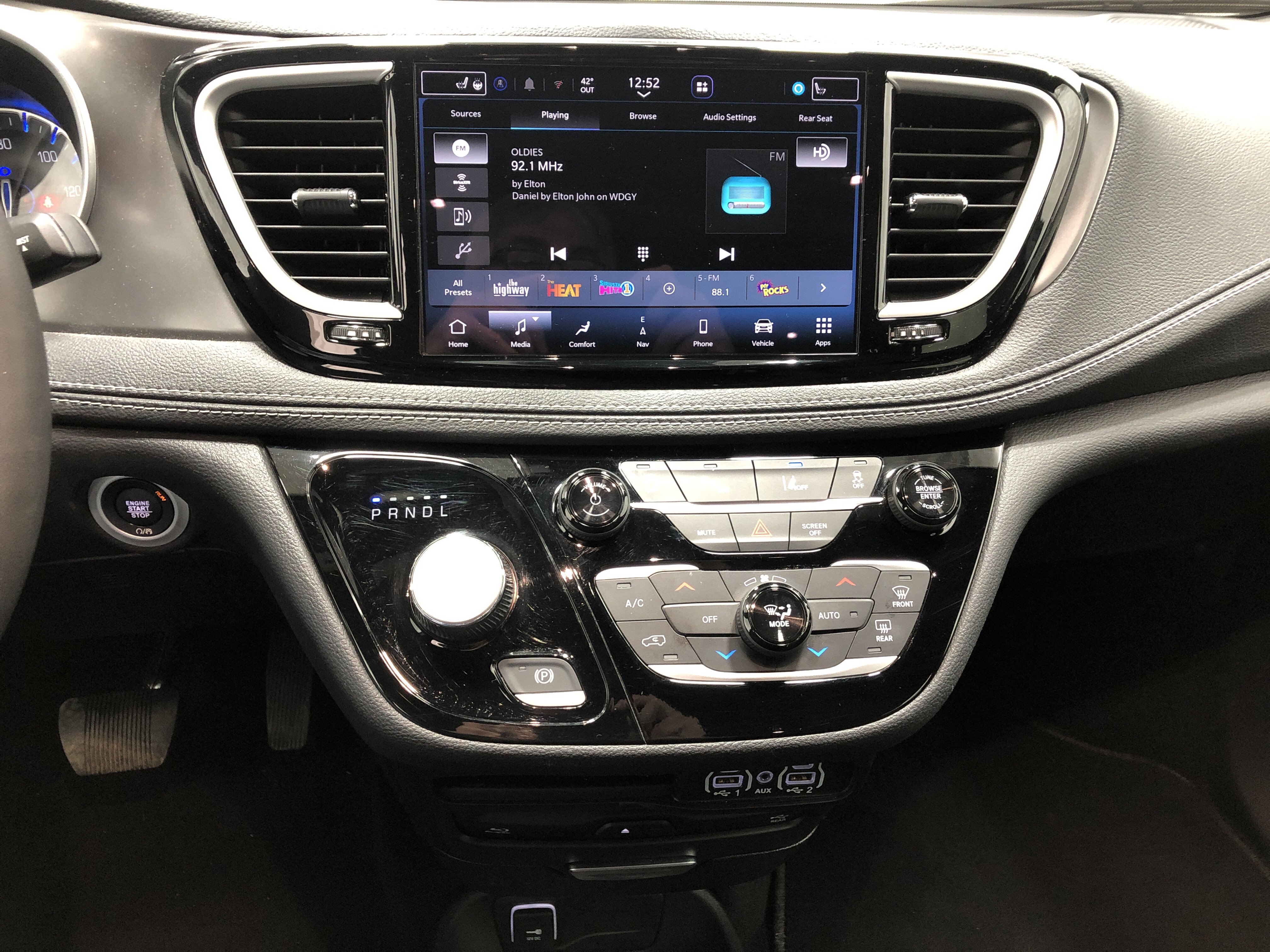 Certified 2025 Chrysler Pacifica Select w/ Uconnect Theater Family Group FWD image 24