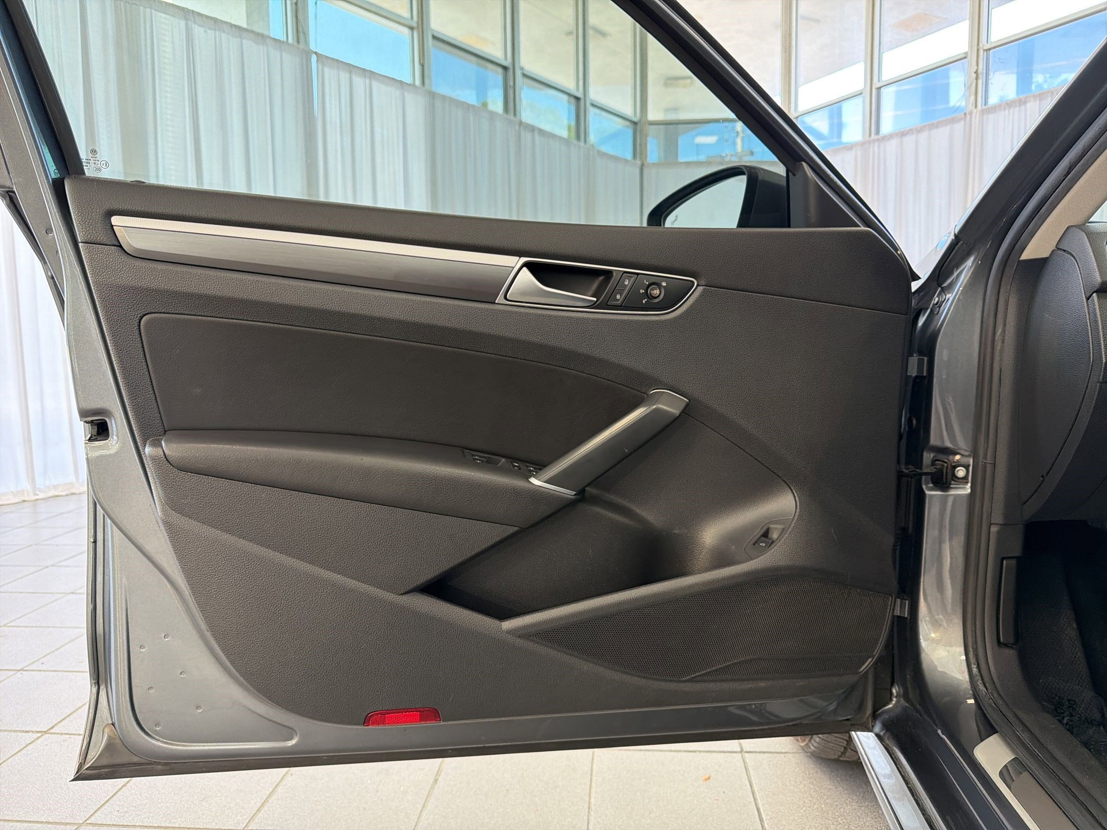 Used 2018 Volkswagen Passat 2.0T R-Line image 16