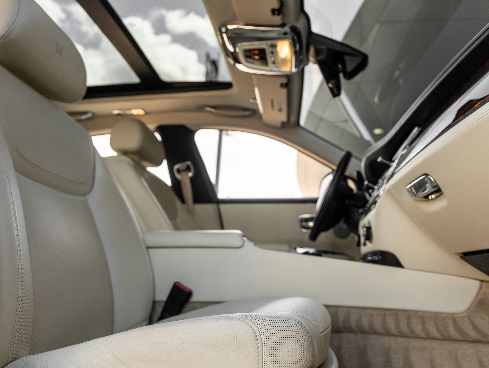 Used 2015 Rolls-Royce Ghost RWD image 48