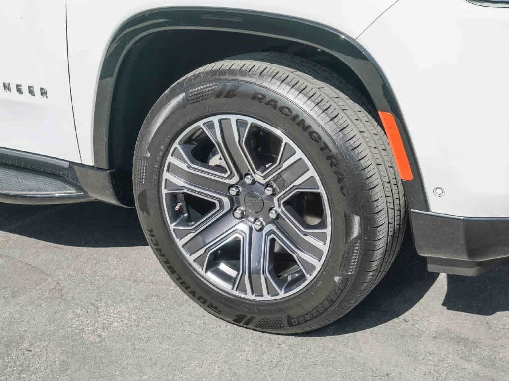 Certified 2024 Jeep Wagoneer L Series II w/ Flexible Seating Group AWD/4WD image 9