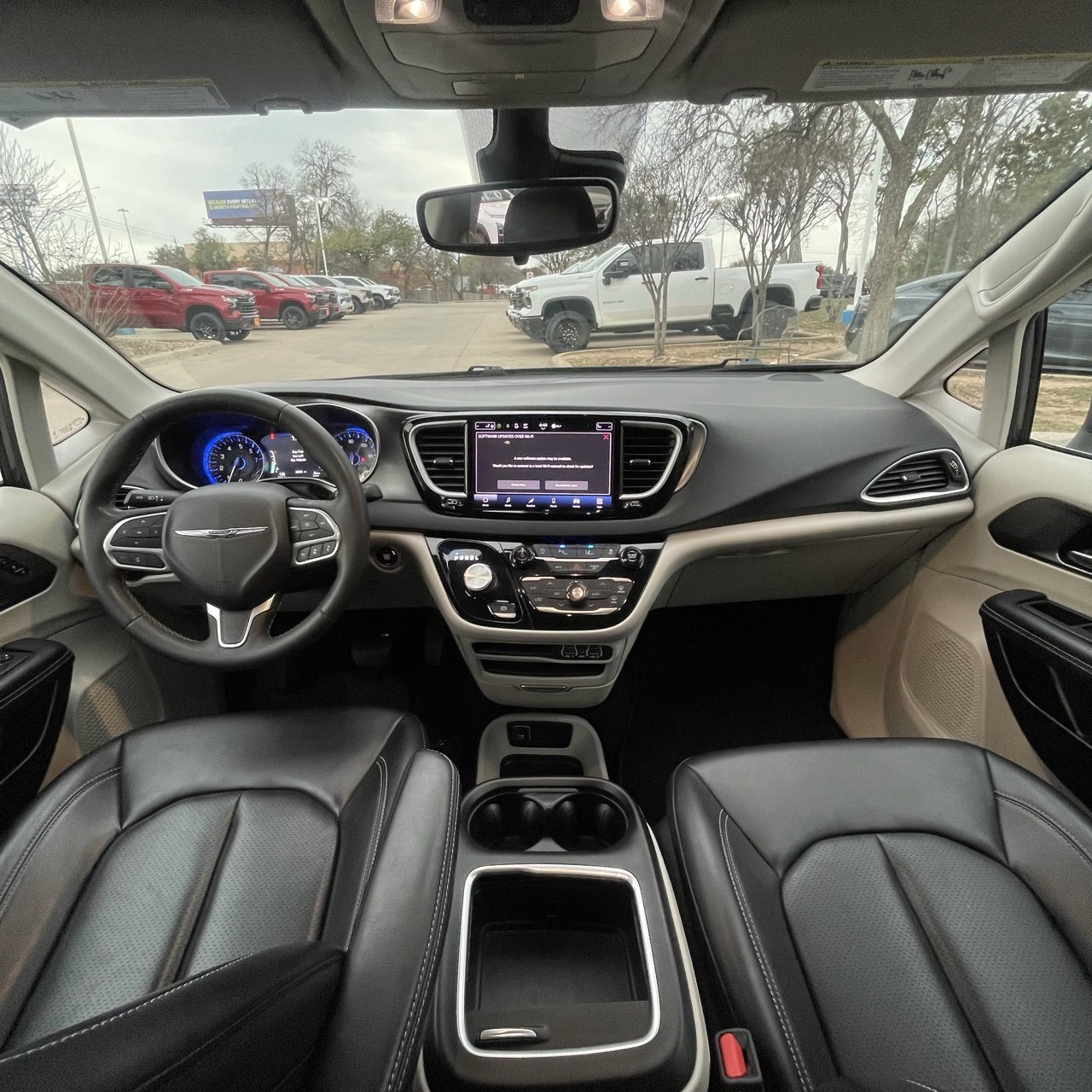 Used 2023 Chrysler Pacifica Touring-L image 10