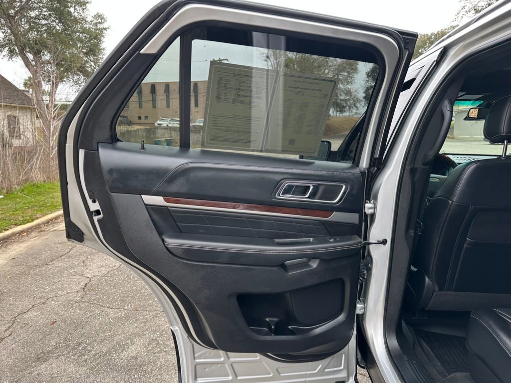 Used 2016 Ford Explorer Platinum image 26
