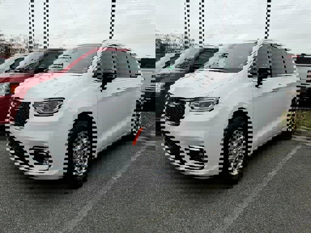 Used 2024 Chrysler Pacifica Touring-L image 1