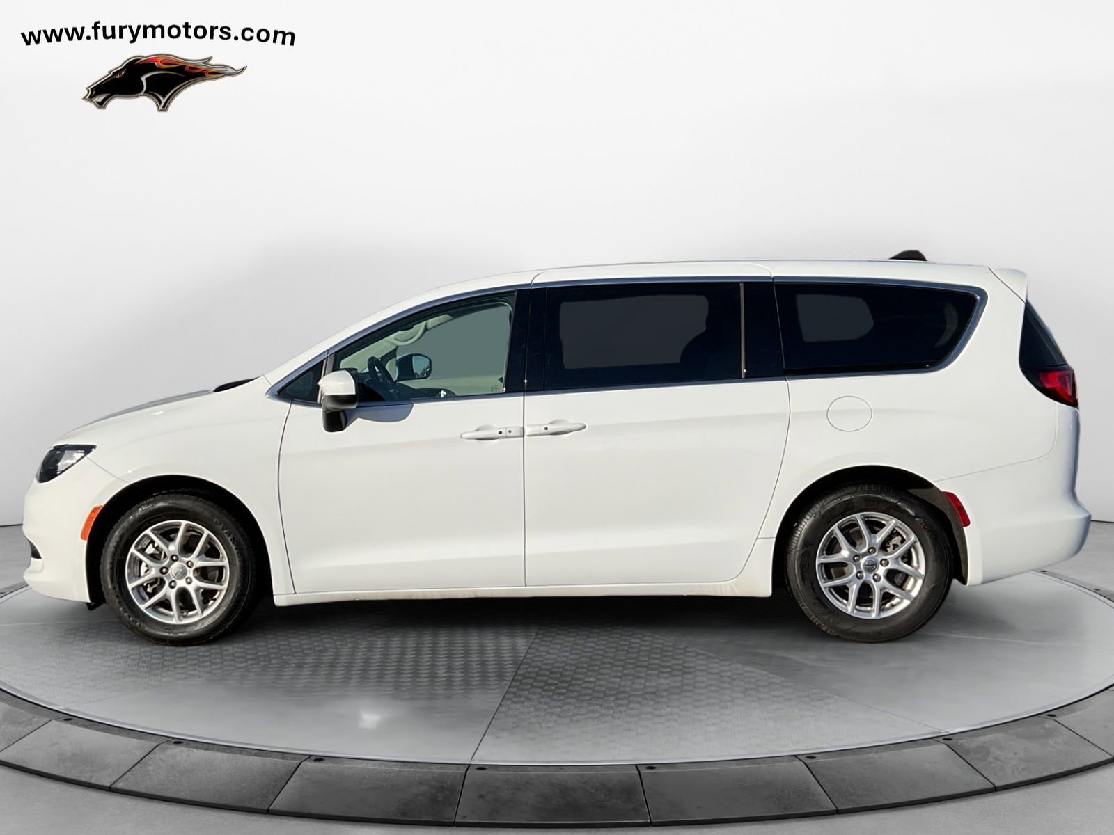 Used 2023 Chrysler Voyager LX image 6
