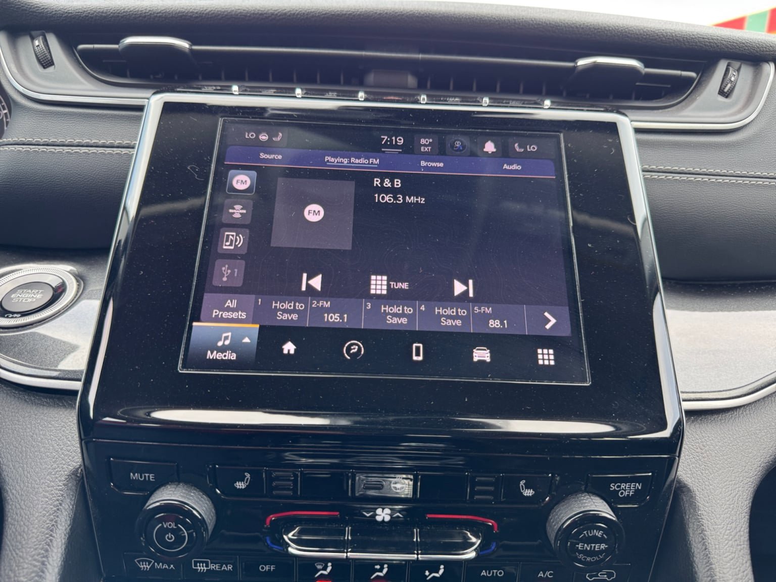 Used 2023 Jeep Grand Cherokee Laredo w/ Luxury Tech Group I RWD image 21
