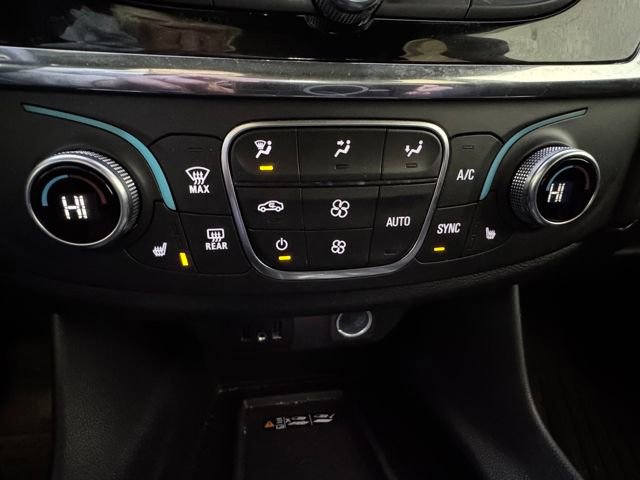 Used 2023 Chevrolet Traverse LT w/ Rear Camera Mirror Package image 35