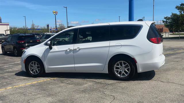 Used 2022 Chrysler Voyager LX FWD image 6