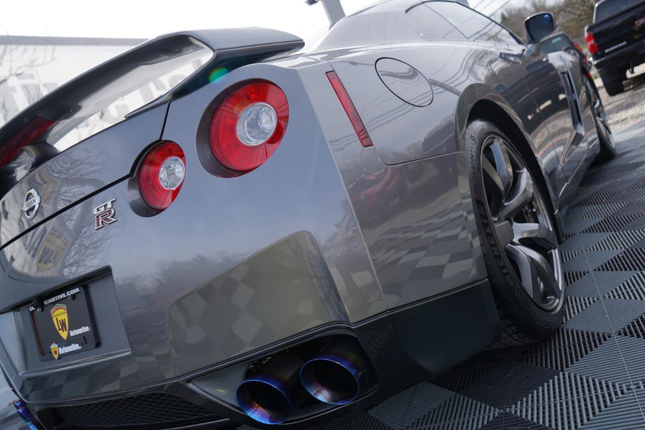 Used 2010 Nissan GT-R Premium image 89