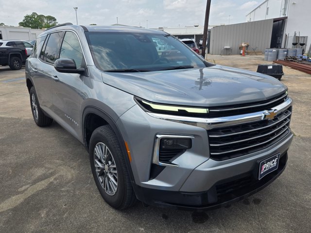 Used 2026 Chevrolet Traverse LT FWD image 3