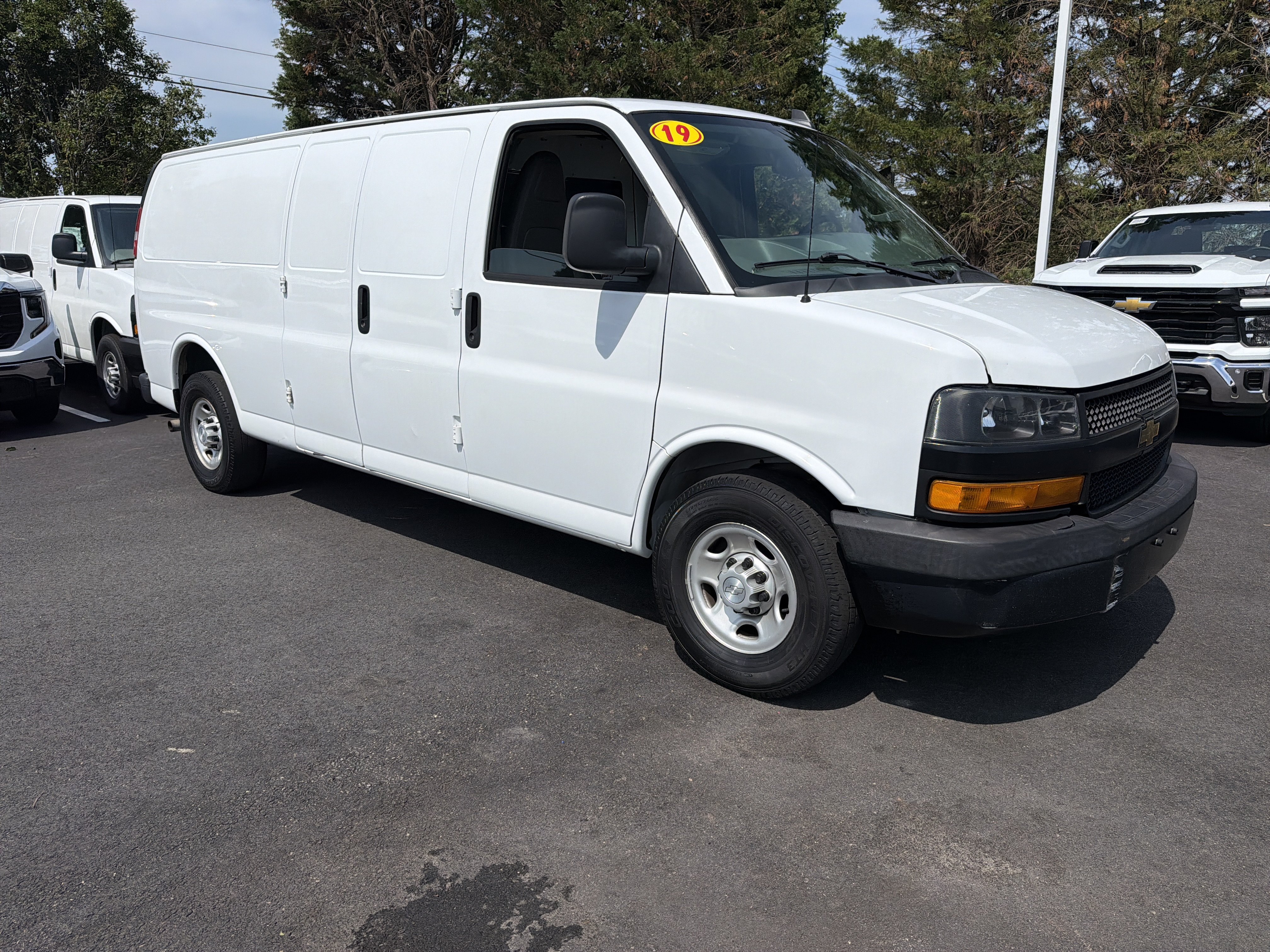 Used 2018 Chevrolet Express 2500 Extended RWD image 2