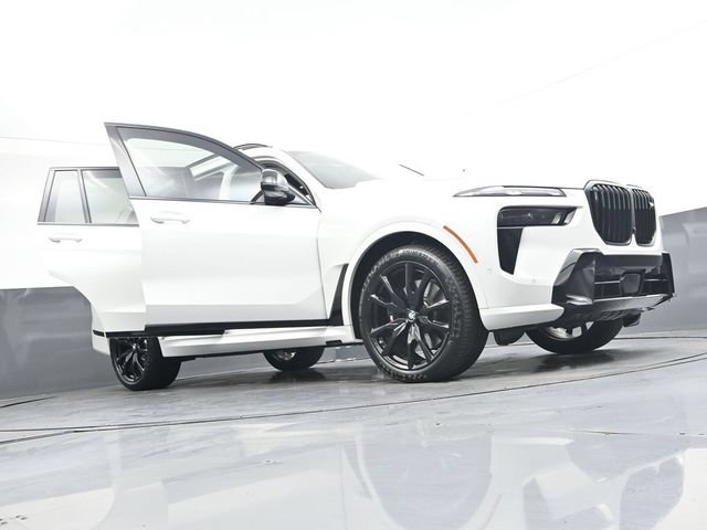 Used 2025 BMW X7 M60i AWD/4WD image 53
