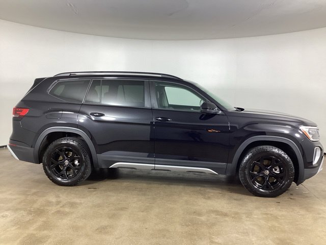 Used 2025 Volkswagen Atlas Peak Edition SE AWD/4WD image 4