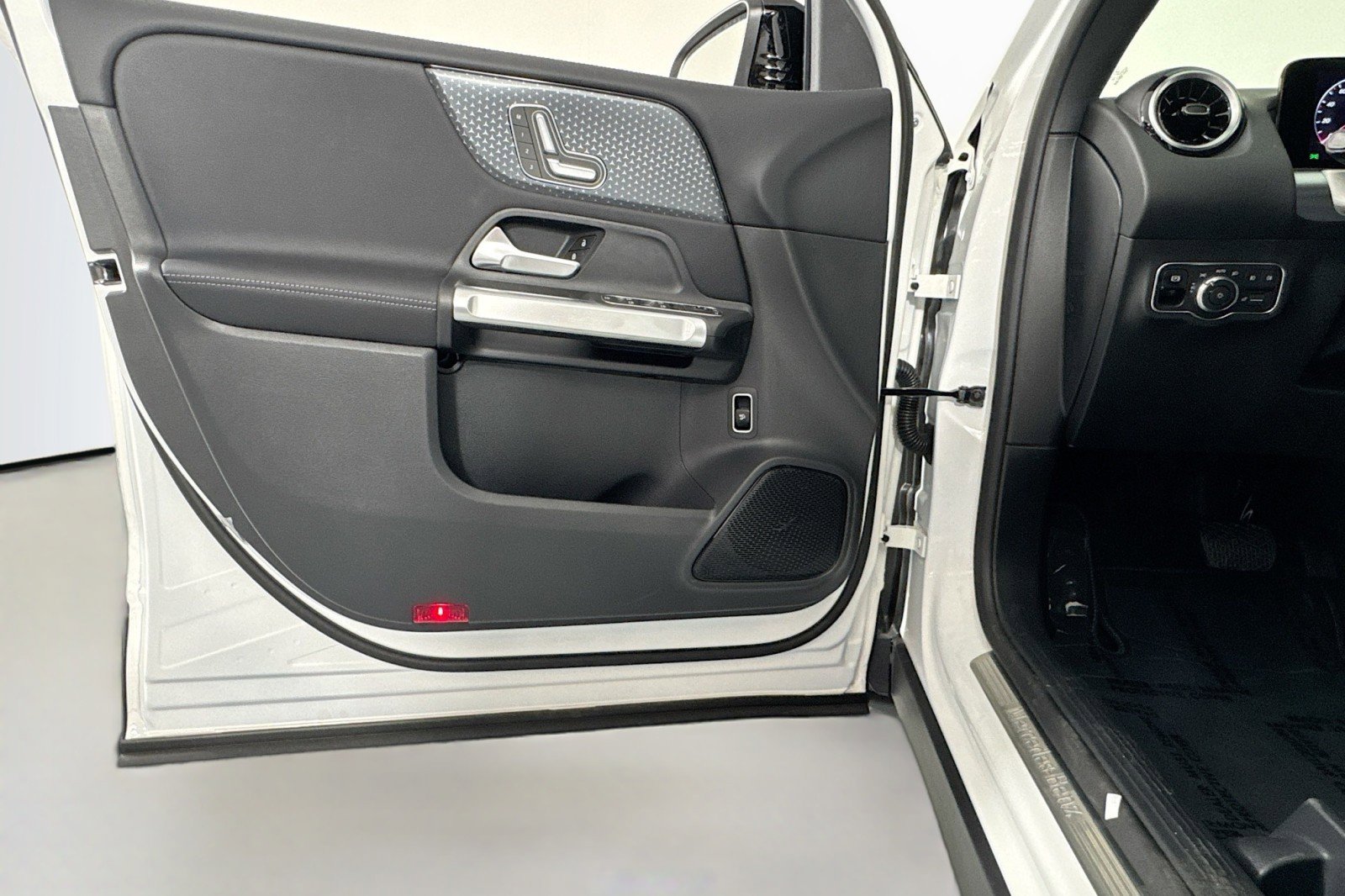 New 2026 Mercedes-Benz GLB 250 image 21