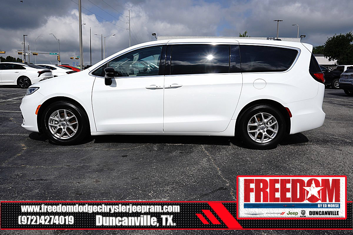 Used 2024 Chrysler Pacifica Touring-L FWD image 2