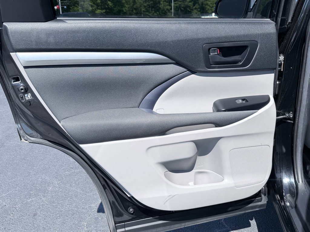 Used 2019 Toyota Highlander LE FWD image 29