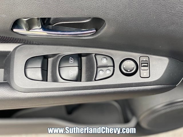 Used 2022 Nissan Kicks SV FWD image 13