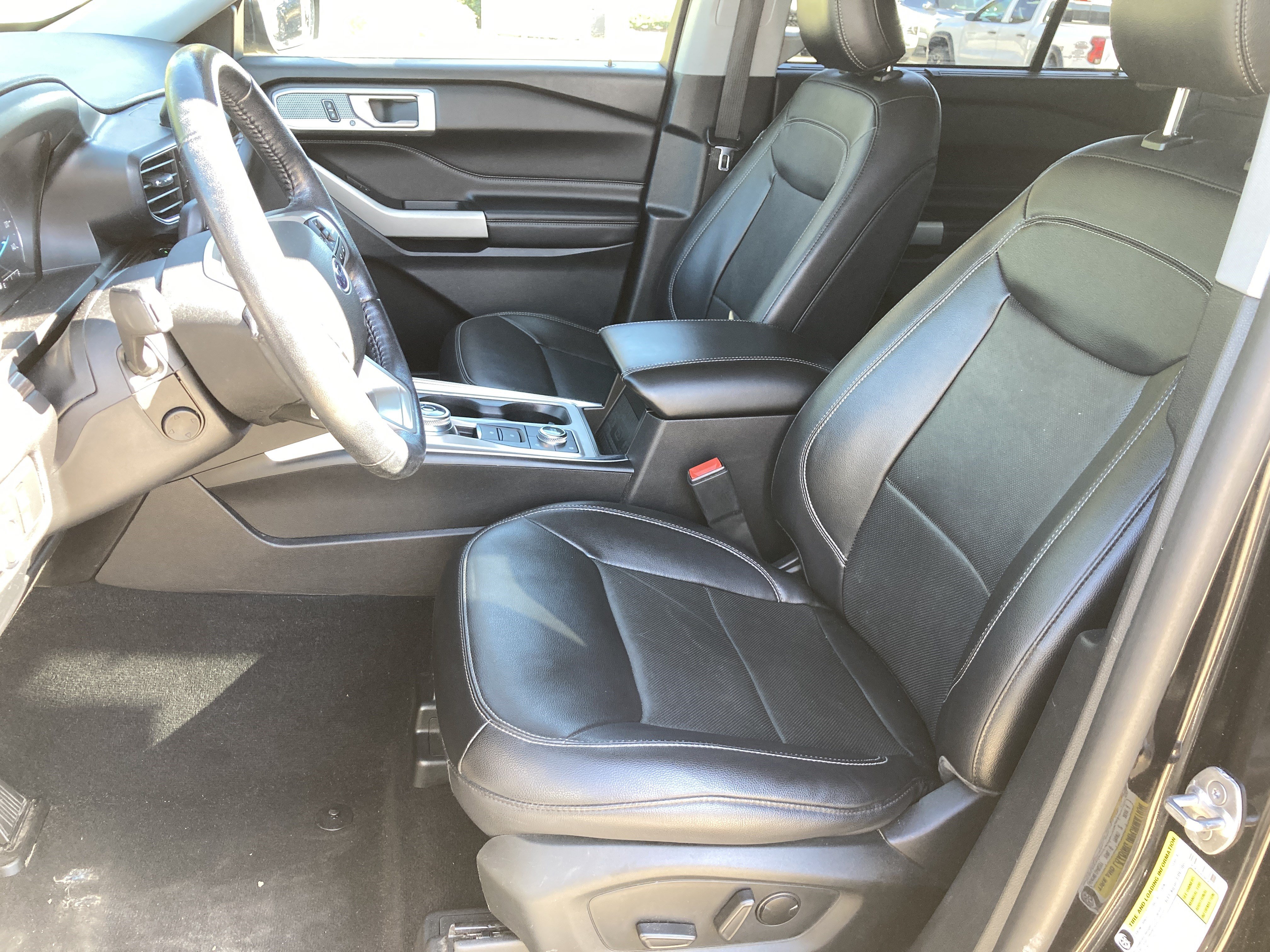 Used 2021 Ford Explorer Limited w/ Equipment Group 301A AWD/4WD image 11