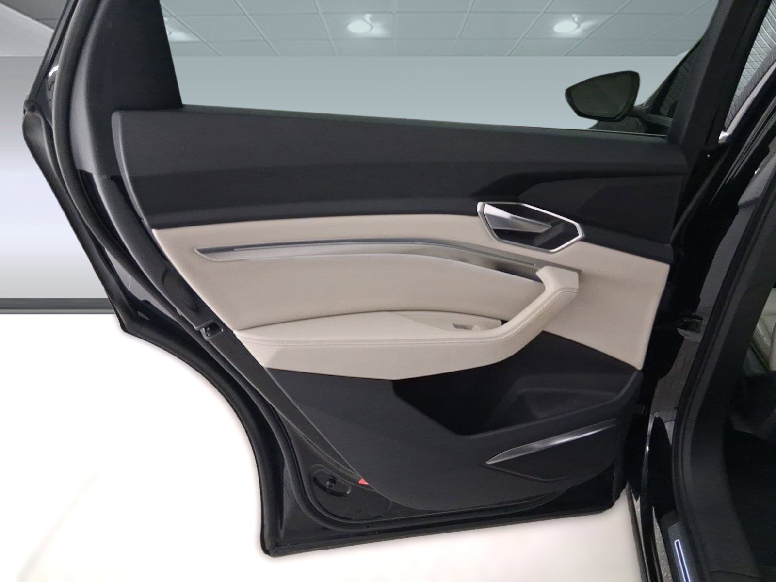 Used 2022 Audi e-tron Premium Plus image 30